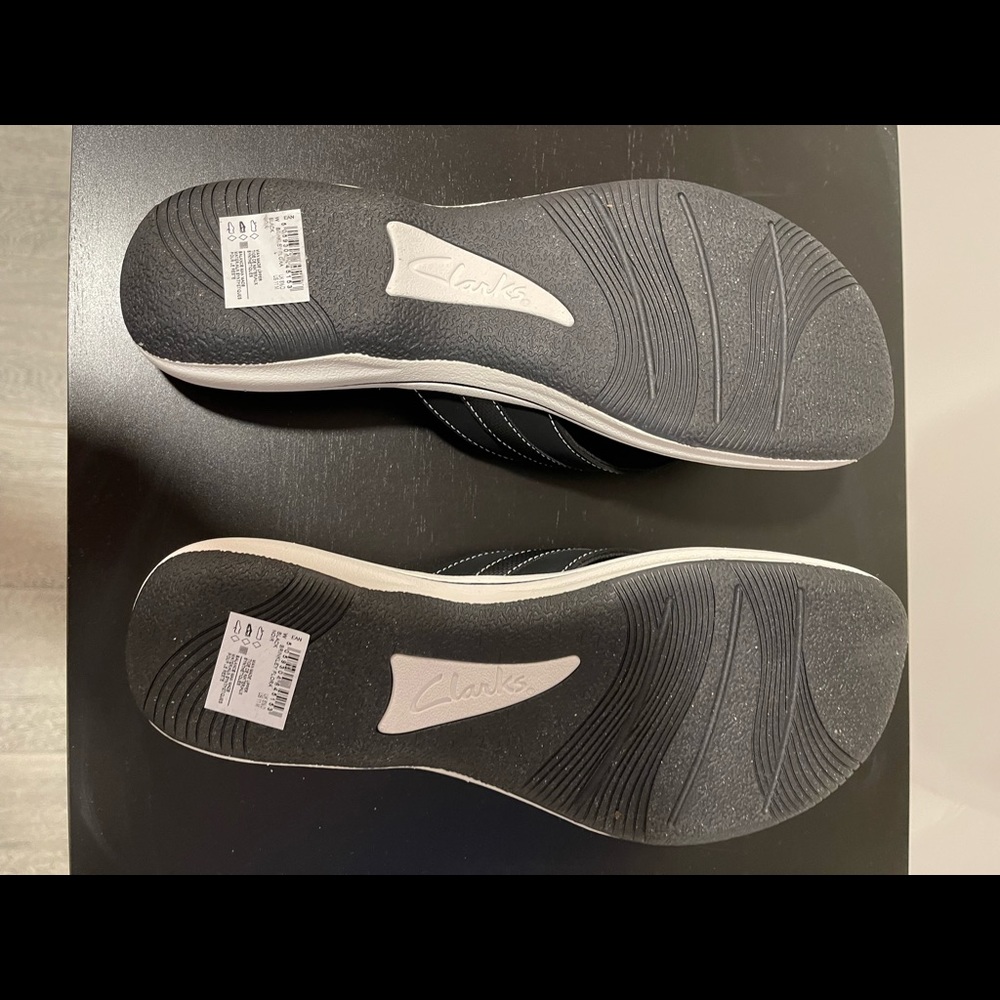 Clarks flip flops - NEW